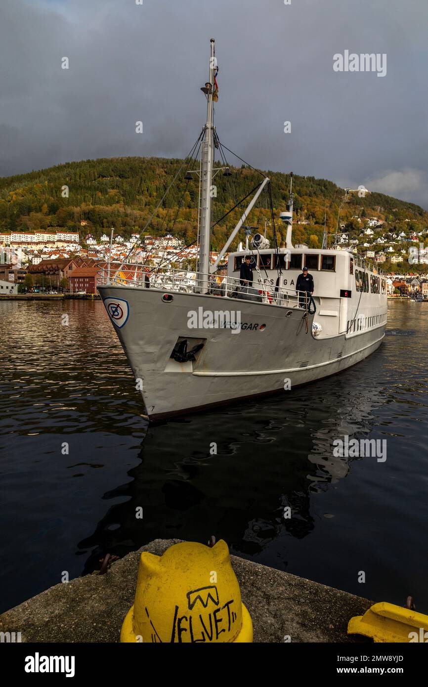 Altmodisches Passagierschiff Vestgar, erbaut 1957. Ankunft im Hafen von Bergen, Norwegen. Mount Floyen im Hintergrund Stockfoto