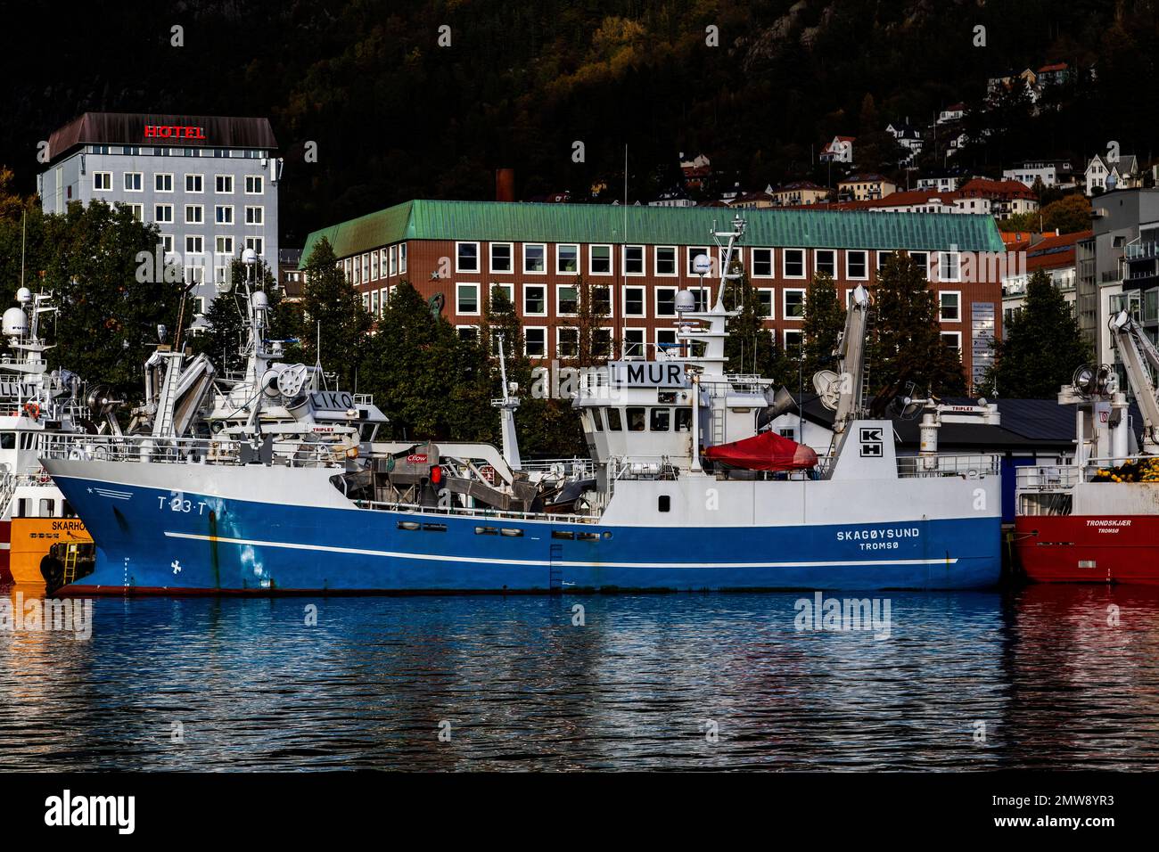 Fischereifahrzeug Skagoysund (Skagøysund) am Bradbenken-Kai im Hafen Bergen, Norwegen. Stockfoto