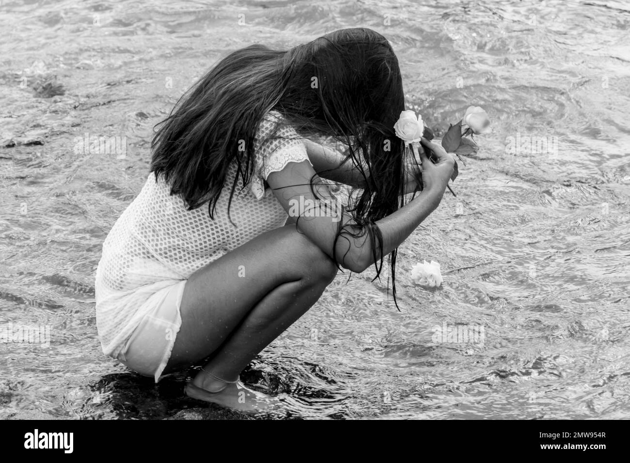 Salvador, Bahia, Brasilien - 02. Februar 2017: Treue Candomble-Frauen bringen am Tag des Festes zu Ehren von Iemanja Blumen ins Meer. Salvador Stockfoto