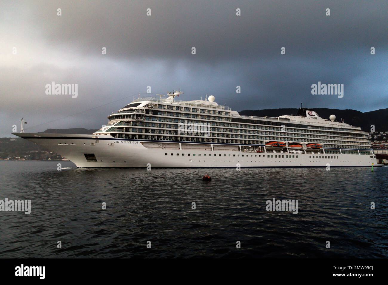 Kreuzschiff Viking Venus in Byfjorden, Abfahrt vom Hafen Bergen, Norwegen. Stockfoto