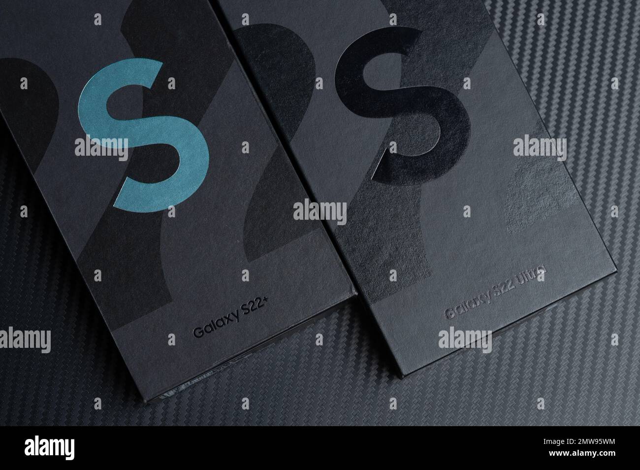 New york, USA - 31. Januar 2022: Kartons mit S22 Ultra und plus Smartphones auf schwarzem Hintergrund Stockfoto
