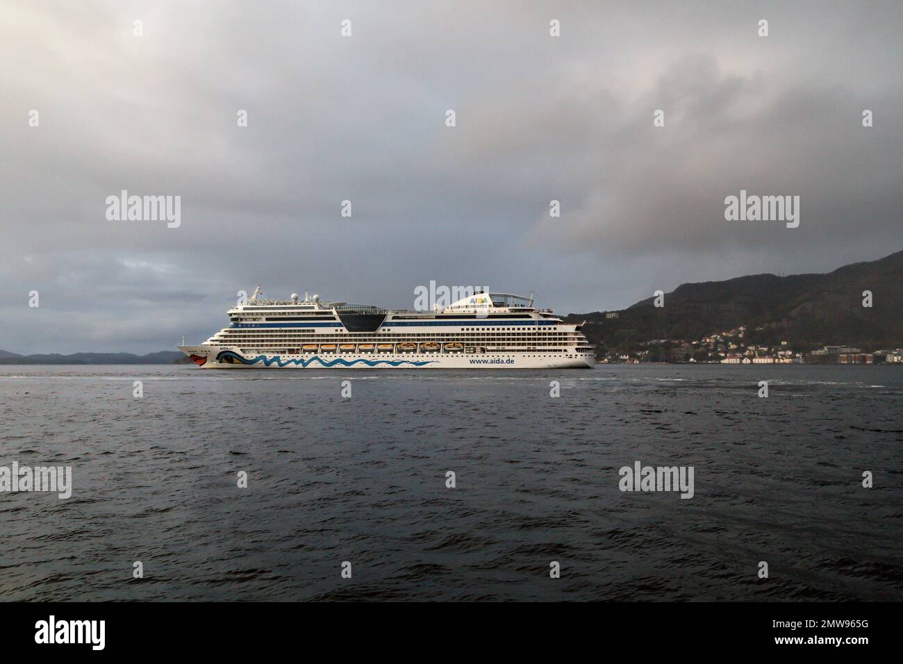 Kreuzfahrtschiff Aidasol Auslaufen aus dem Hafen von Bergen, Norwegen. Stockfoto