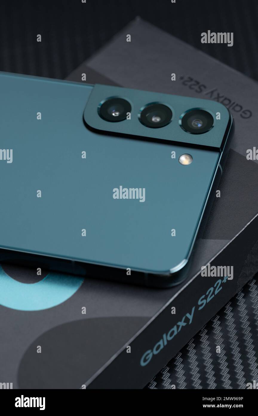 New york, USA - 31. Januar 2022: Neues Kameramodul in Samsung Galaxy S22 plus Smartphone mit Nahaufnahme der Box Stockfoto