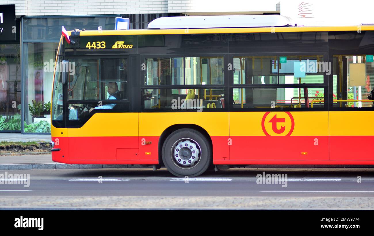 Warschau, Polen. 11. November 2021 Der moderne Bus hielt an einer Bushaltestelle. Stockfoto