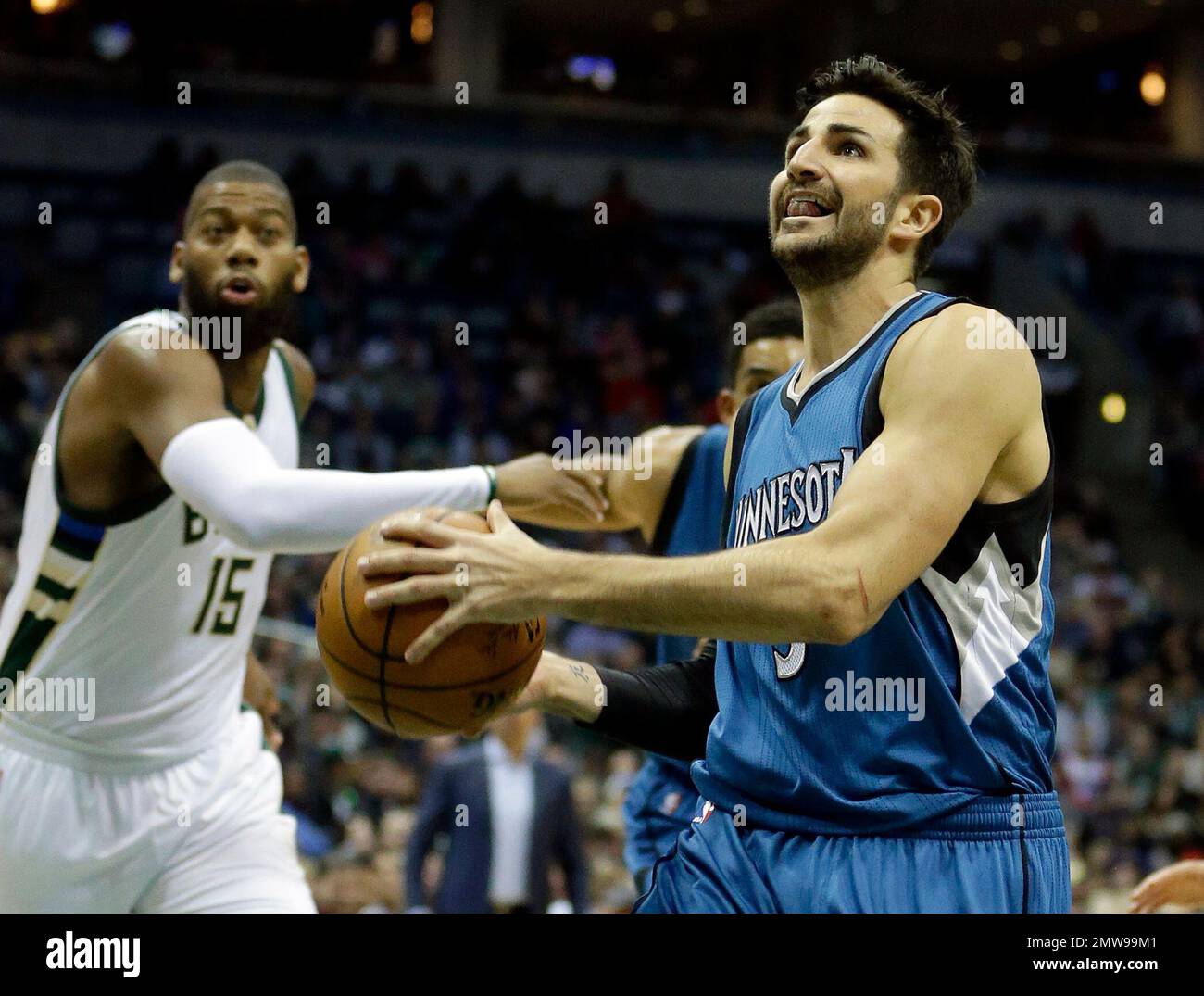 Minnesota Timberwolves' Ricky Rubio, right, drives to the basket past Milwaukee Bucks' Greg Monroe (15) during the first half of an NBA basketball game Saturday, March 11, 2017, in Milwaukee. (AP Photo/Aaron Gash) Stockfoto