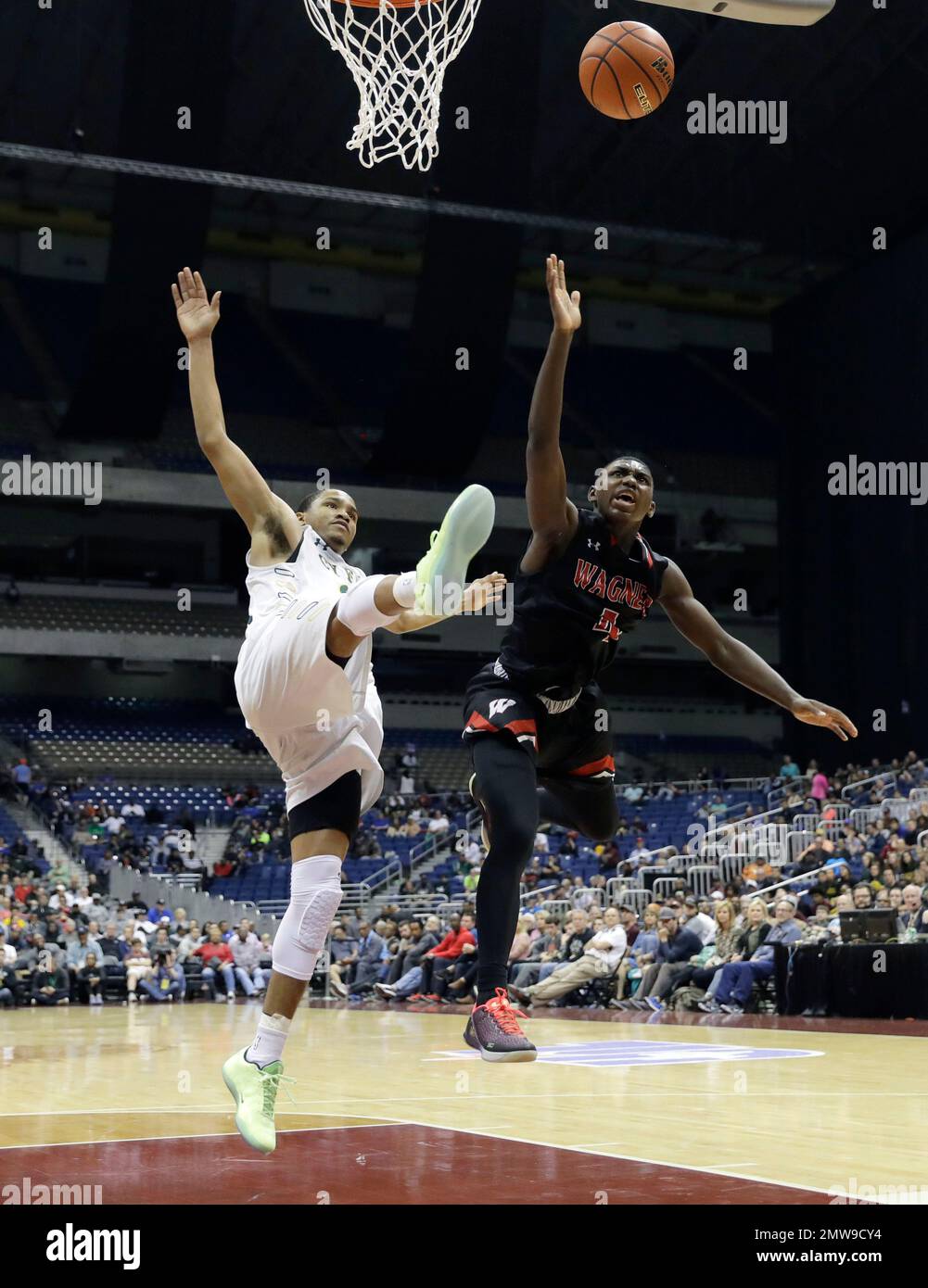 San Antonio Wagner's Treyvon Watts-Hale (4) shoots past Cypress Falls' Nigel Hawkins (23) during a UIL Class 6A boys high school state final basketball game, Saturday, March 11, 2017, in San Antonio. (AP Photo/Eric Gay) Stockfoto