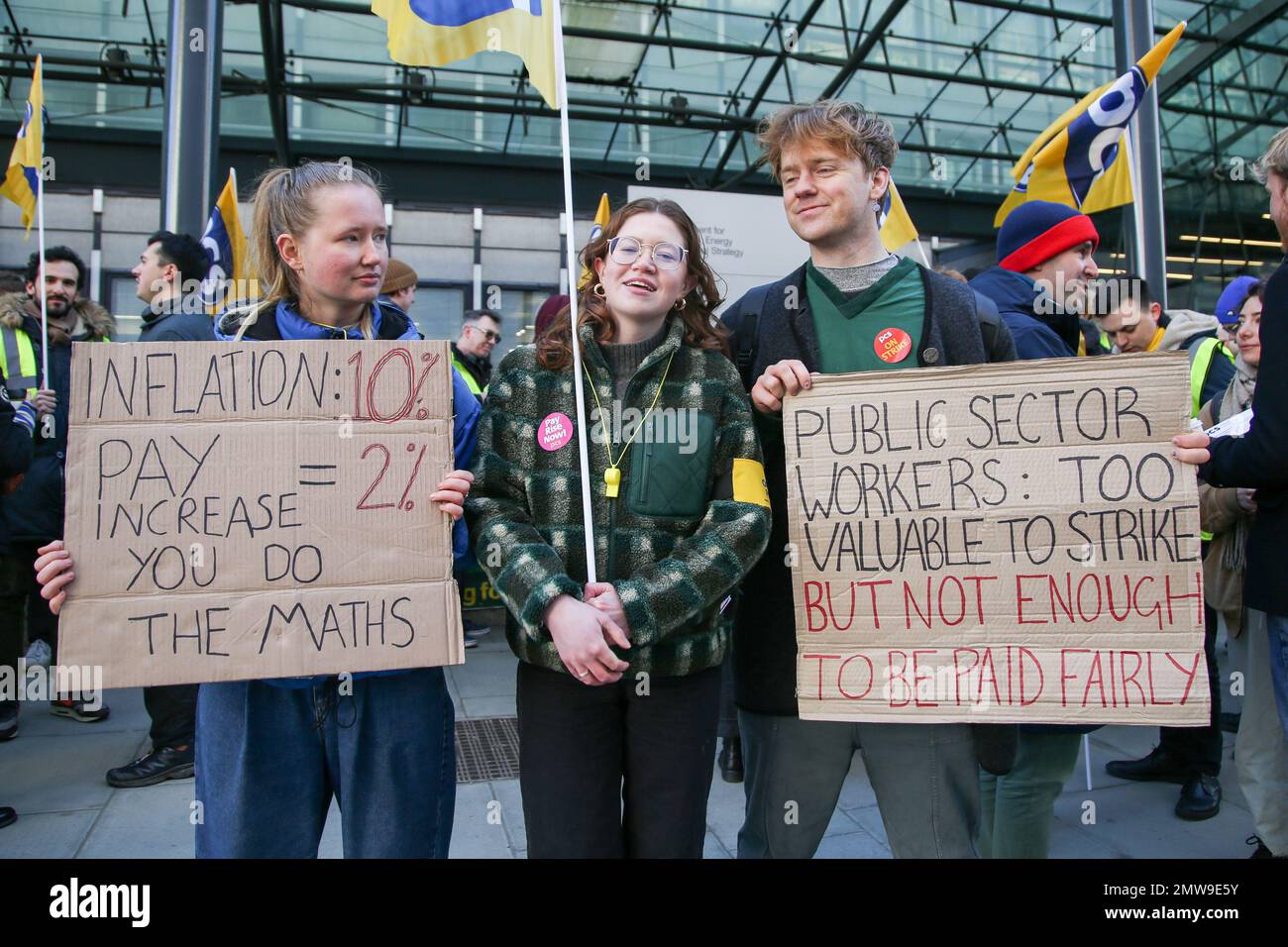 London, Großbritannien. 1. Februar 2023. Am 1. Februar 2023 protestieren die Menschen in Central London, Großbritannien. Bis zu eine halbe Million britische Lehrer, Hochschulmitarbeiter, Triebfahrzeugführer und Beamte streikten am Mittwoch in der größten koordinierten Aktion seit Jahren inmitten langwieriger Streitigkeiten um die Bezahlung. Kredit: Xinhua/Alamy Live News Stockfoto