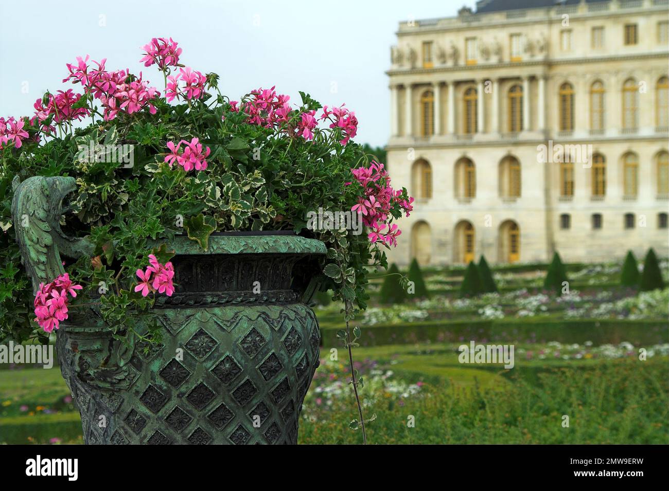 Wersal, Versailles, Francja, Frankreich, Eine große, riesige Bronzevase auf dem Hintergrund des Palastes; große, riesige Bronzevase; 巨大的青銅花瓶 Stockfoto