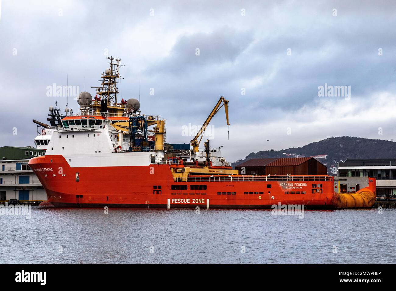 Offshore-AHTS-Anker für Schlepperversorgungsschiffe Normand Ferking am Kai Skoltegrunnskaien im Hafen Bergen, Norwegen. Stockfoto