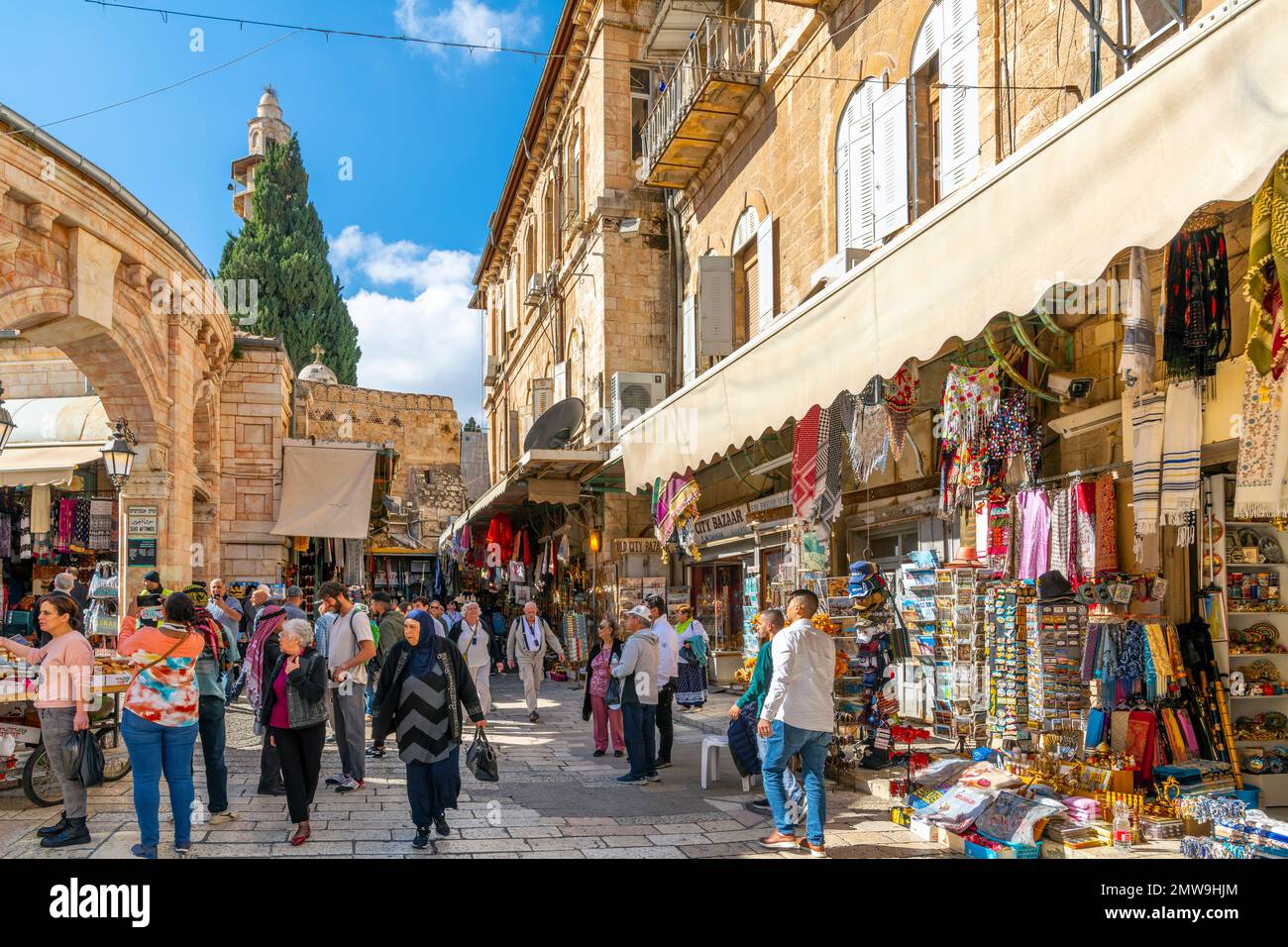 Touristen gehen in einer überfüllten Gasse mit Geschäften und Märkten in der mittelalterlichen Altstadt von Jerusalem, Israel. Stockfoto