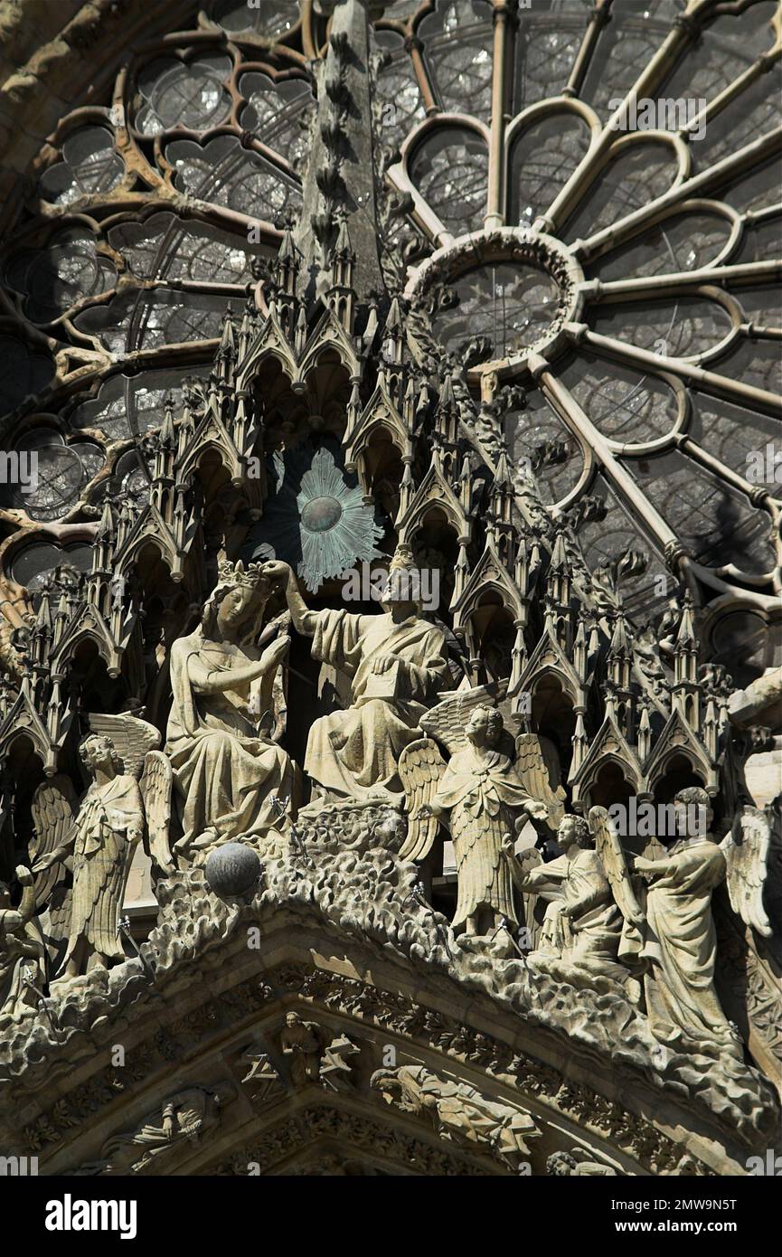 Reims, Francja, Frankreich, Cathédrale Notre-Dame, Kathedrale unserer Lieben Frau, westliche Fassade - Hauptportal (Fragment) - Krönung der Jungfrau Stockfoto