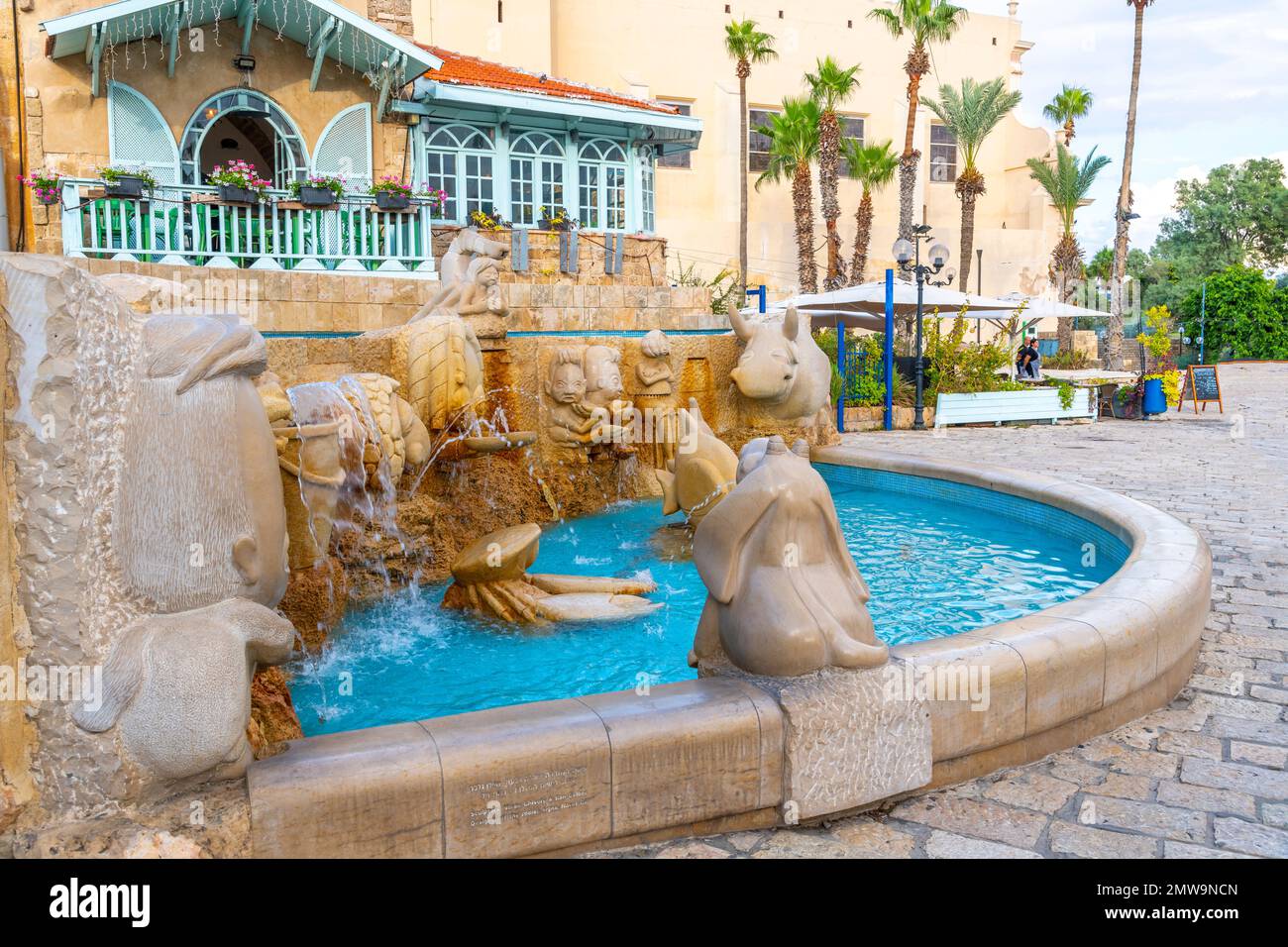 Der Brunnen der Zodiakschilder auf dem Kedumim-Platz im alten und historischen Alten Jaffa-Viertel von Jaffa, Israel. Stockfoto