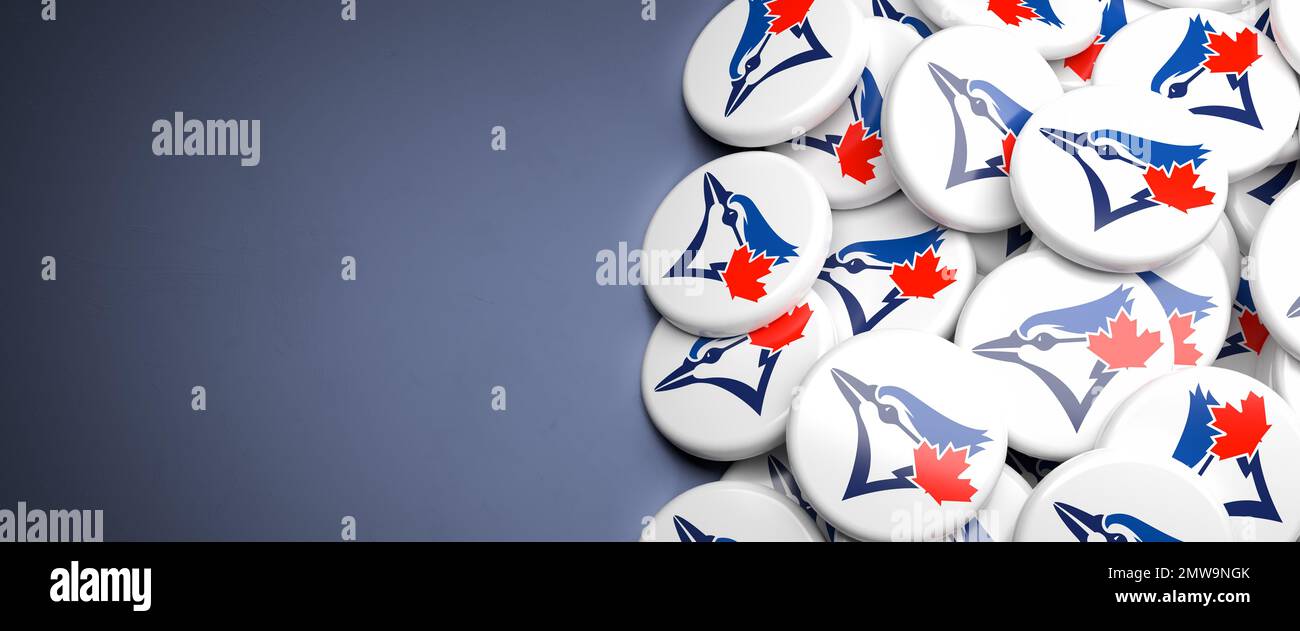 Logos des American Major League Baseball Teams Toronto Blue Jays auf einem Haufen auf einem Tisch. Stockfoto