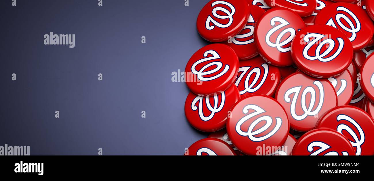 Logos der American Major League Baseball Team Washington Nationals auf einem Haufen auf einem Tisch. Stockfoto