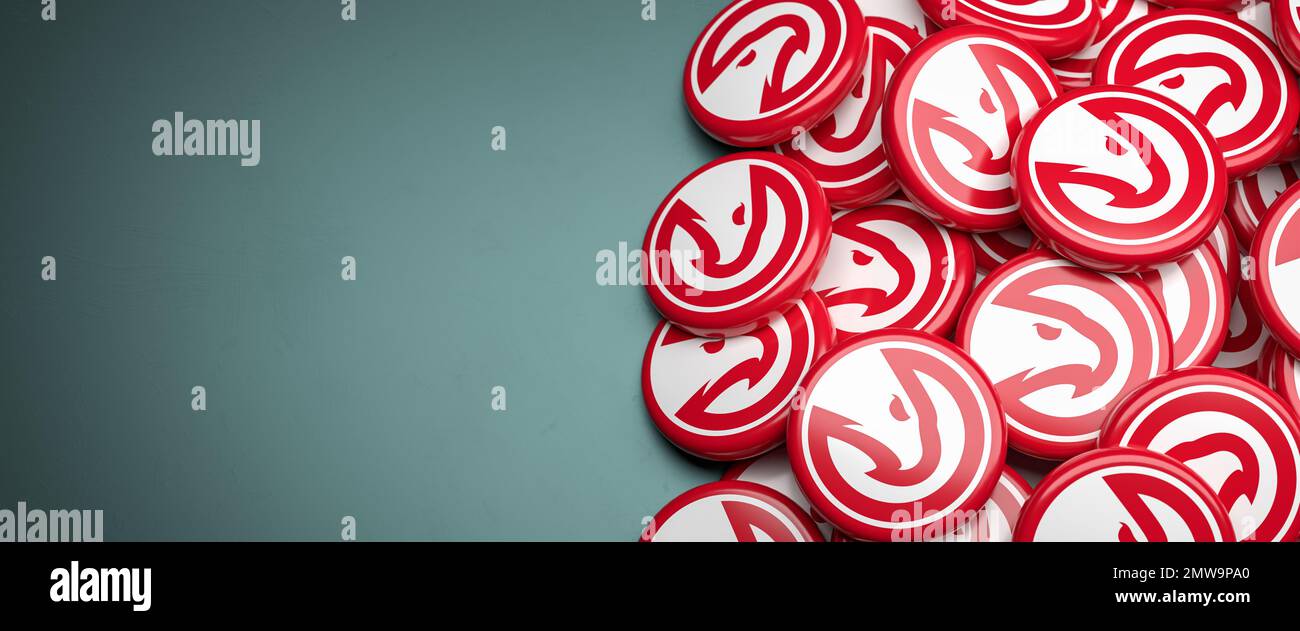 Logos des American-NBA-Basketball-Teams Atlanta Hawks auf einem Haufen auf einem Tisch. Stockfoto