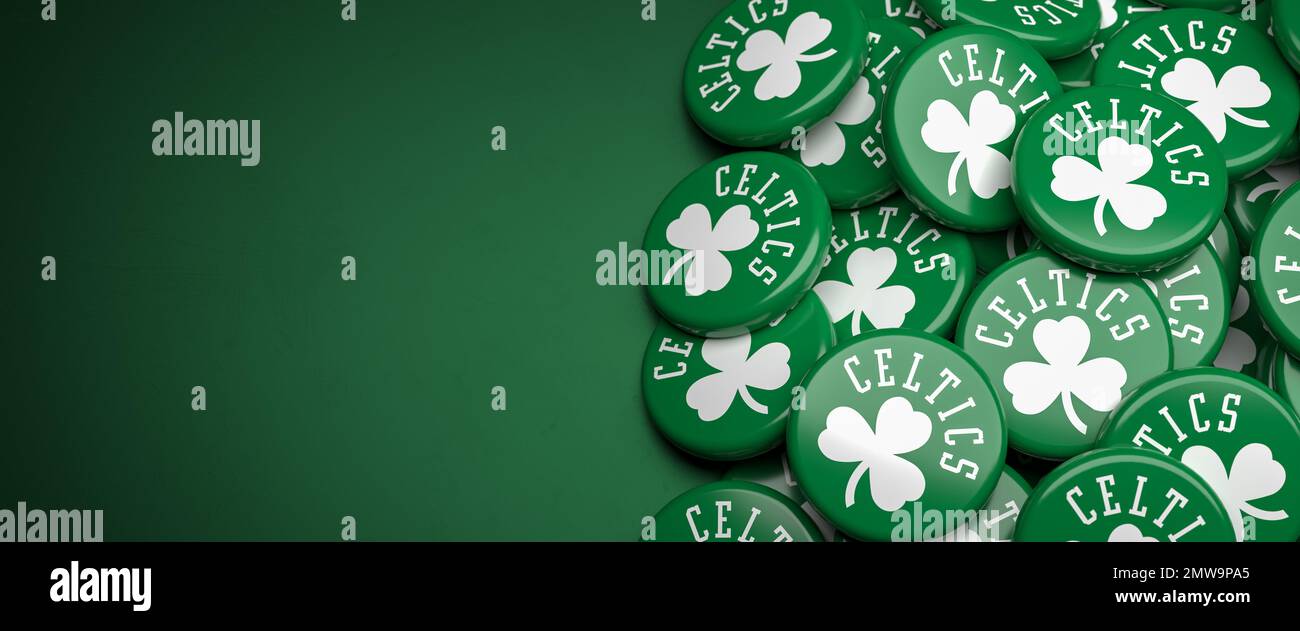 Logos des American-NBA-Basketball-Teams Boston Celtics auf einem Haufen auf einem Tisch. Stockfoto