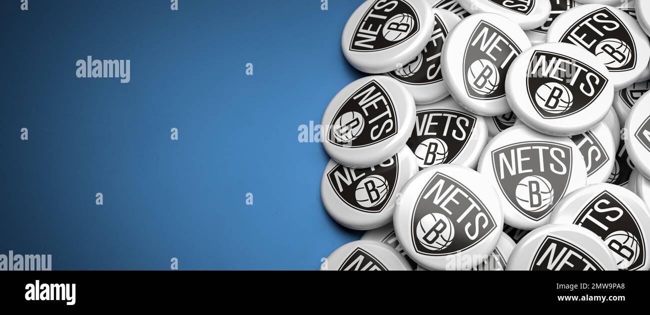 Logos des American-NBA-Basketball-Teams Brooklyn auf einem Haufen auf einem Tisch. Stockfoto