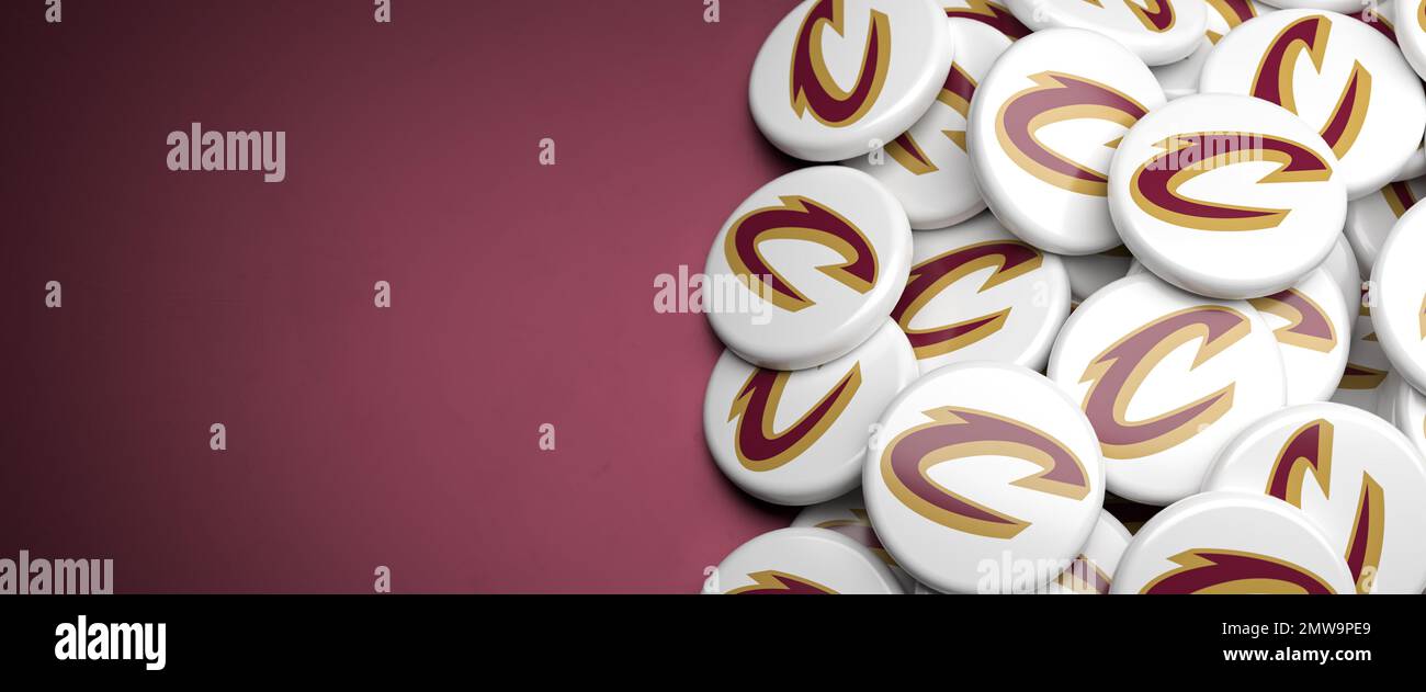 Logos des American-NBA-Basketballteams Cleveland Cavaliers auf einem Haufen auf einem Tisch. Stockfoto