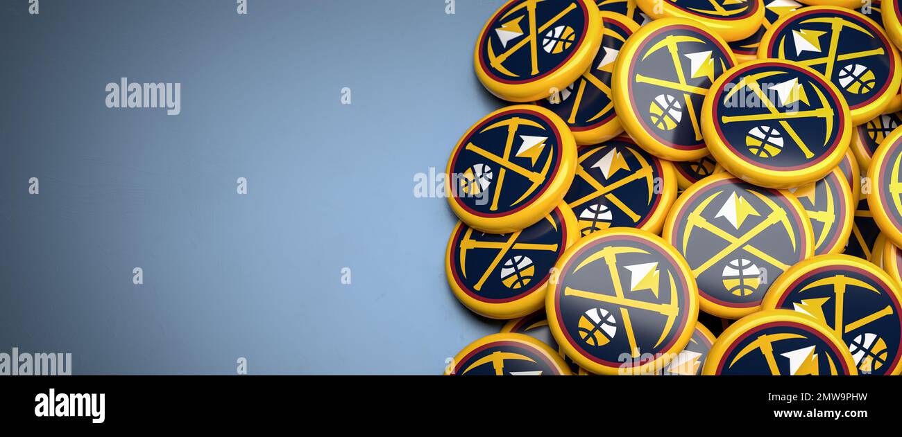 Logos des American-NBA-Basketball-Teams Denver Nuggets auf einem Haufen auf einem Tisch. Stockfoto