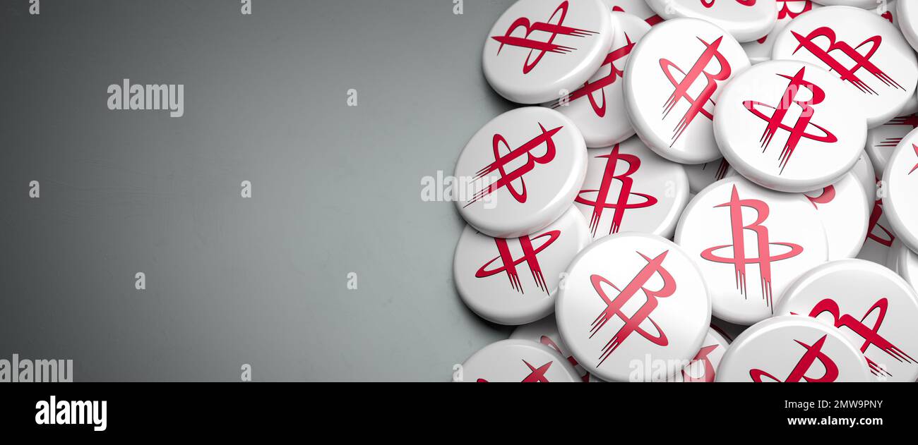 Logos des American-NBA-Basketball-Teams Houston Rockets auf einem Haufen auf einem Tisch. Stockfoto