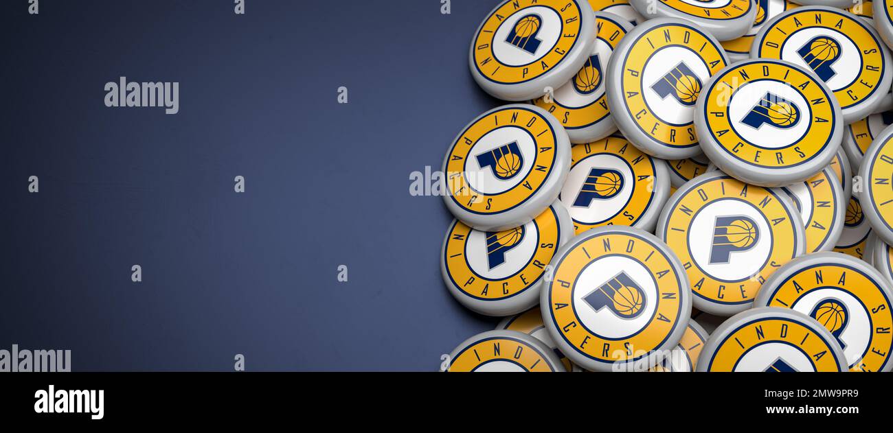 Logos des American NBA Basketball Team Indiana Pacers auf einem Haufen auf einem Tisch. Stockfoto