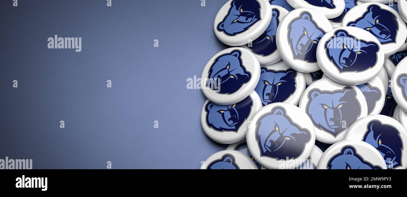 Logos des American-NBA-Basketballteams Memphis Grizzlies auf einem Haufen auf einem Tisch. Stockfoto