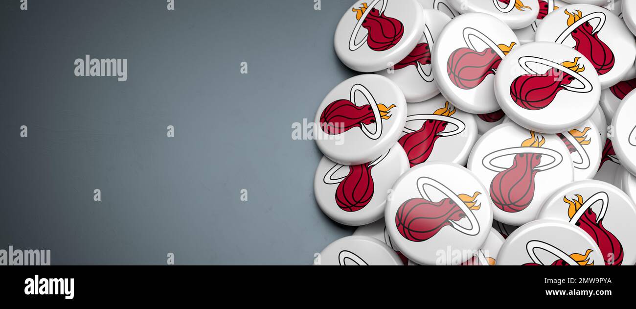Logos des American NBA Basketball Team Miami Heat auf einem Haufen auf einem Tisch. Stockfoto