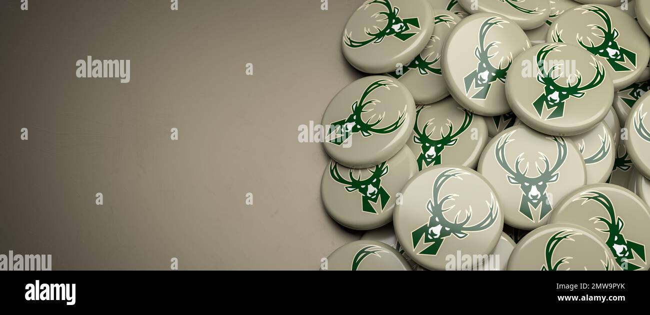 Logos des American-NBA-Basketball-Teams Milwaukee Bucks auf einem Haufen auf einem Tisch. Stockfoto