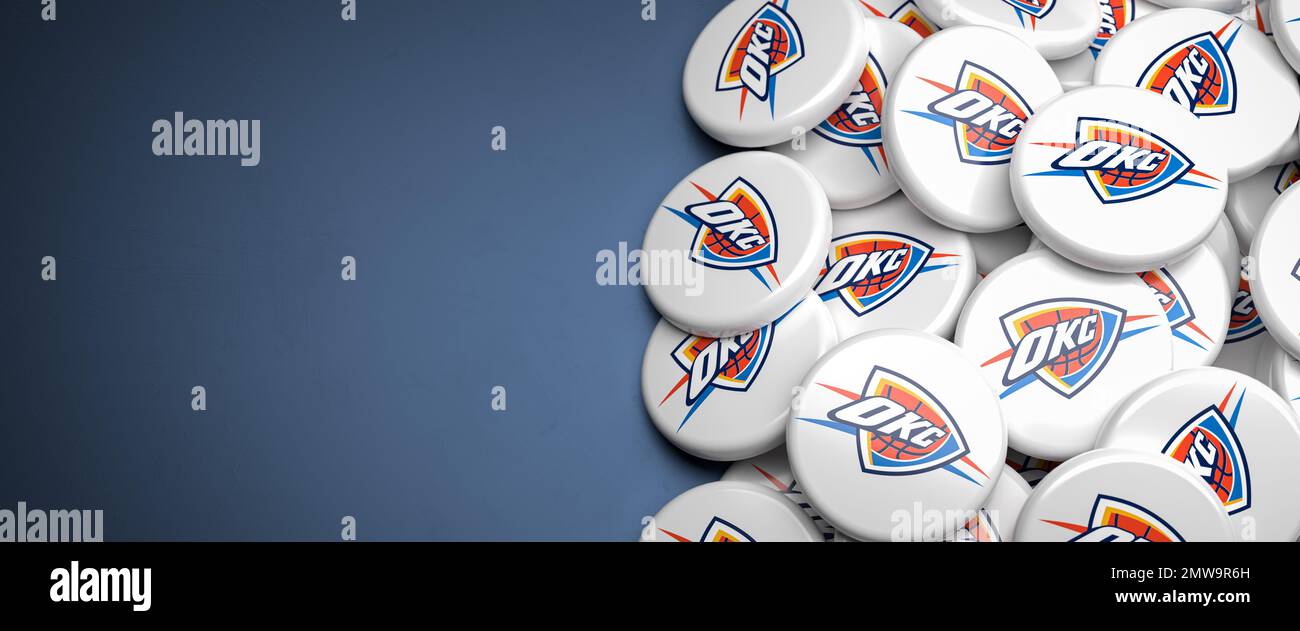 Die Logos des American NBA Basketball Teams Oklahoma City donnern auf einem Haufen auf einem Tisch. Stockfoto