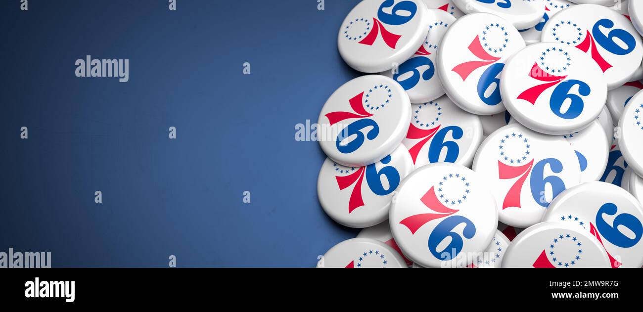 Logos des American NBA Basketball Team Philadelphia 76ers auf einem Haufen auf einem Tisch. Stockfoto