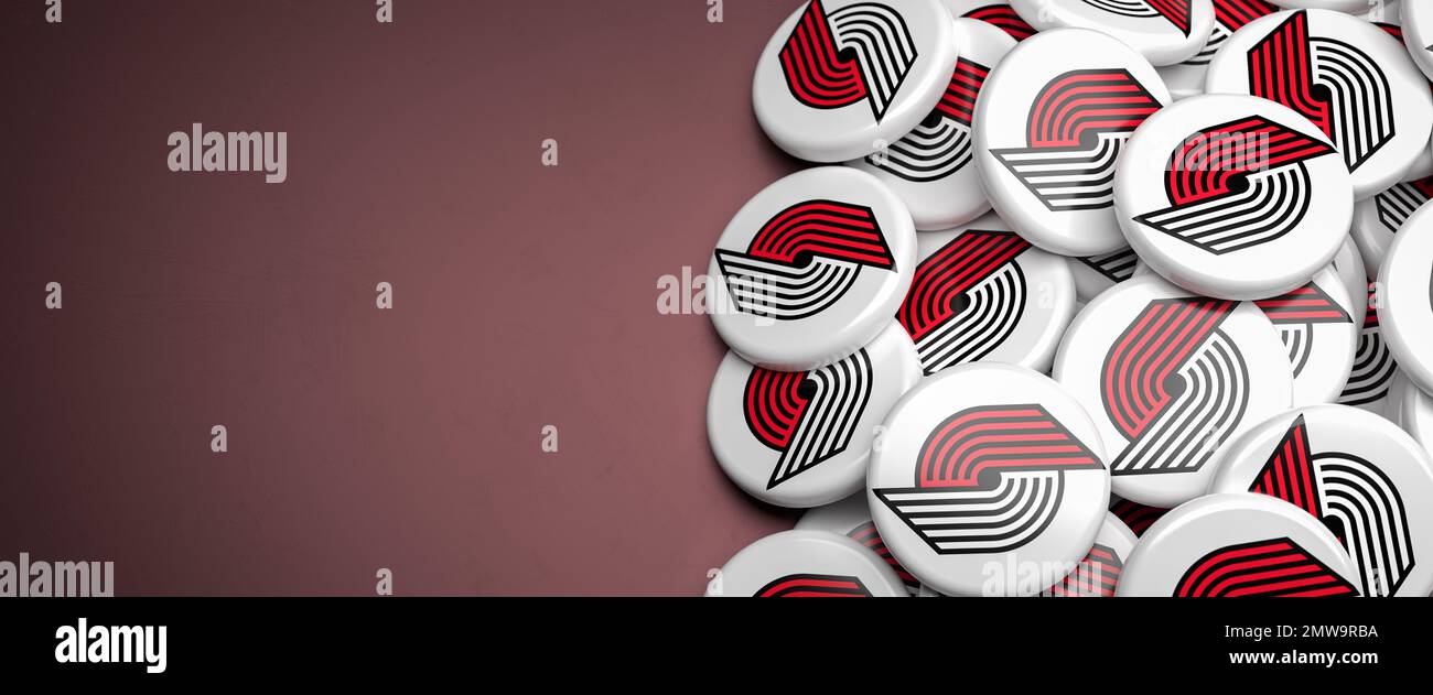 Logos des American NBA Basketball Team Portland Trail Blazers auf einem Haufen auf einem Tisch. Stockfoto