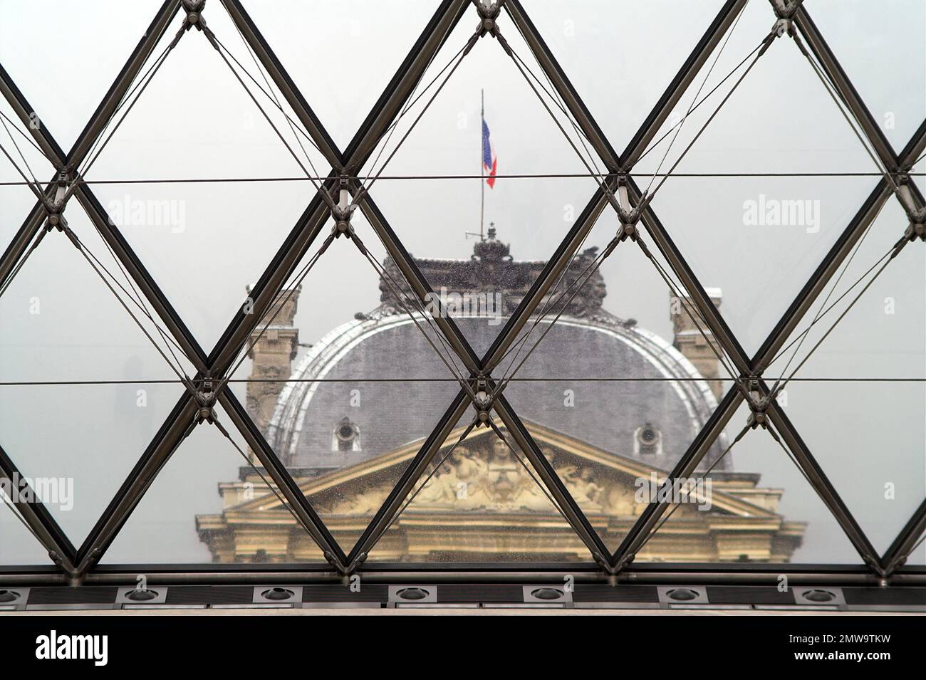 Paryż, Paris, Louvre Museum, Francja, Frankreich, Frankreich, das Hauptgebäude - Fragment der Fassade; das Hauptgebäude - Fragment der Fassade Stockfoto