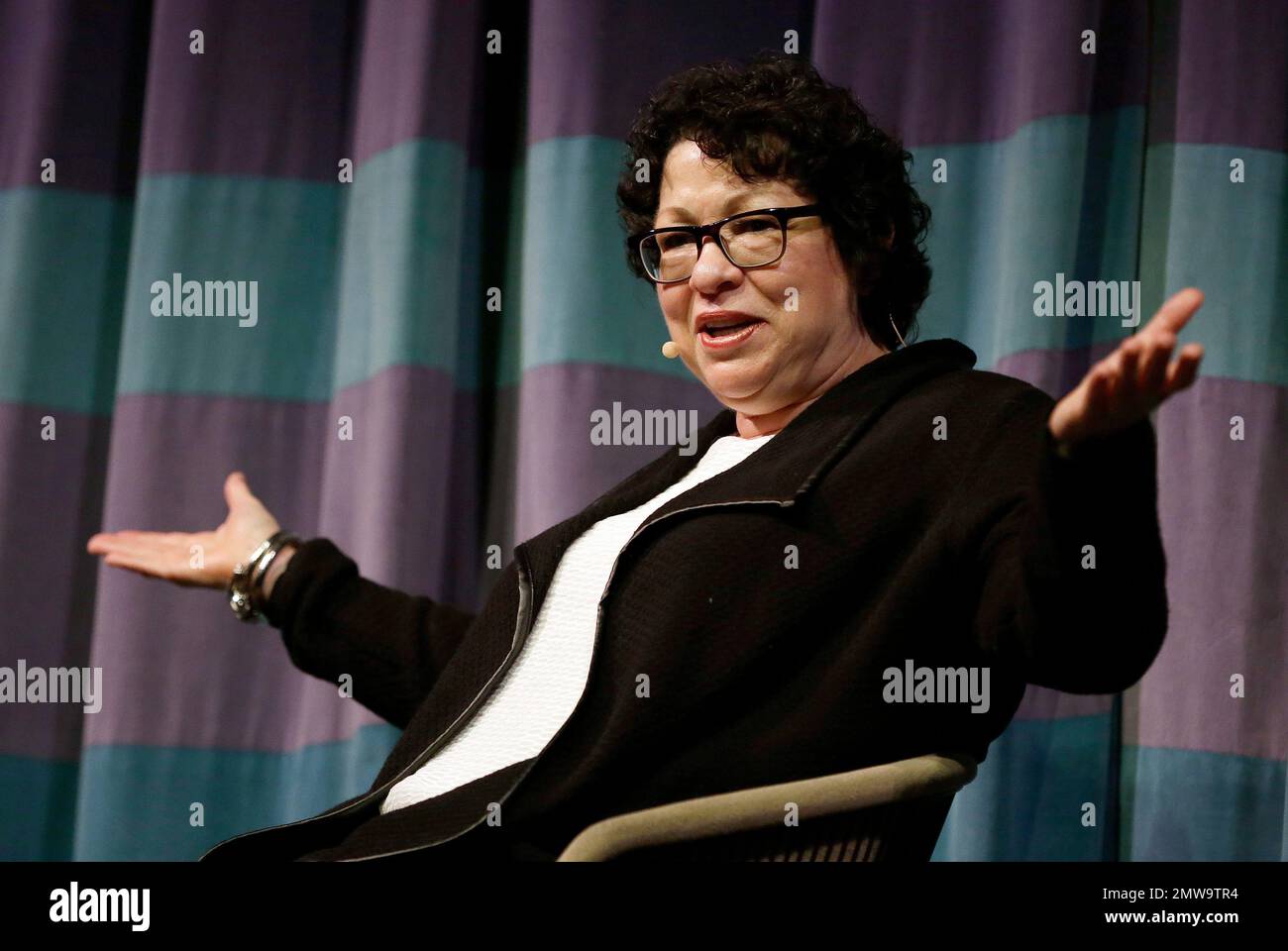 U.S. Supreme Court Justice Sonia Sotomayor gestures during a speech at the University of California at Berkeley on Thursday, March 9, 2017, in Berkeley, Calif. (AP Photo/Ben Margot) Stockfoto