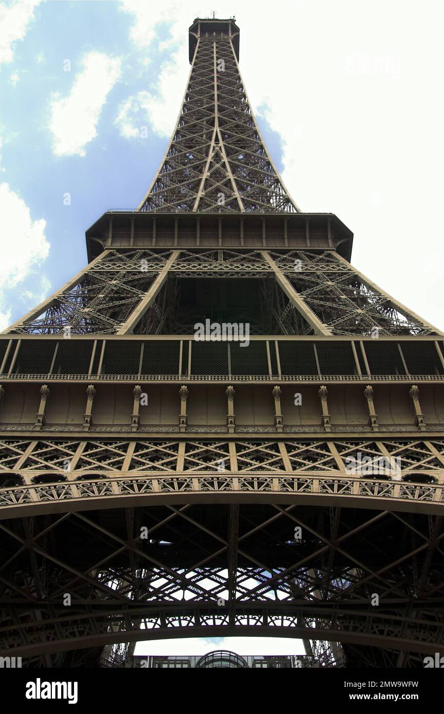 Paryż Paris Francja, Frankreich, Eiffelturm - Blick von unten zum Himmel; Eiffelturm - Ansicht von unten gegen den Himmel; Wieża Eiffla Stockfoto