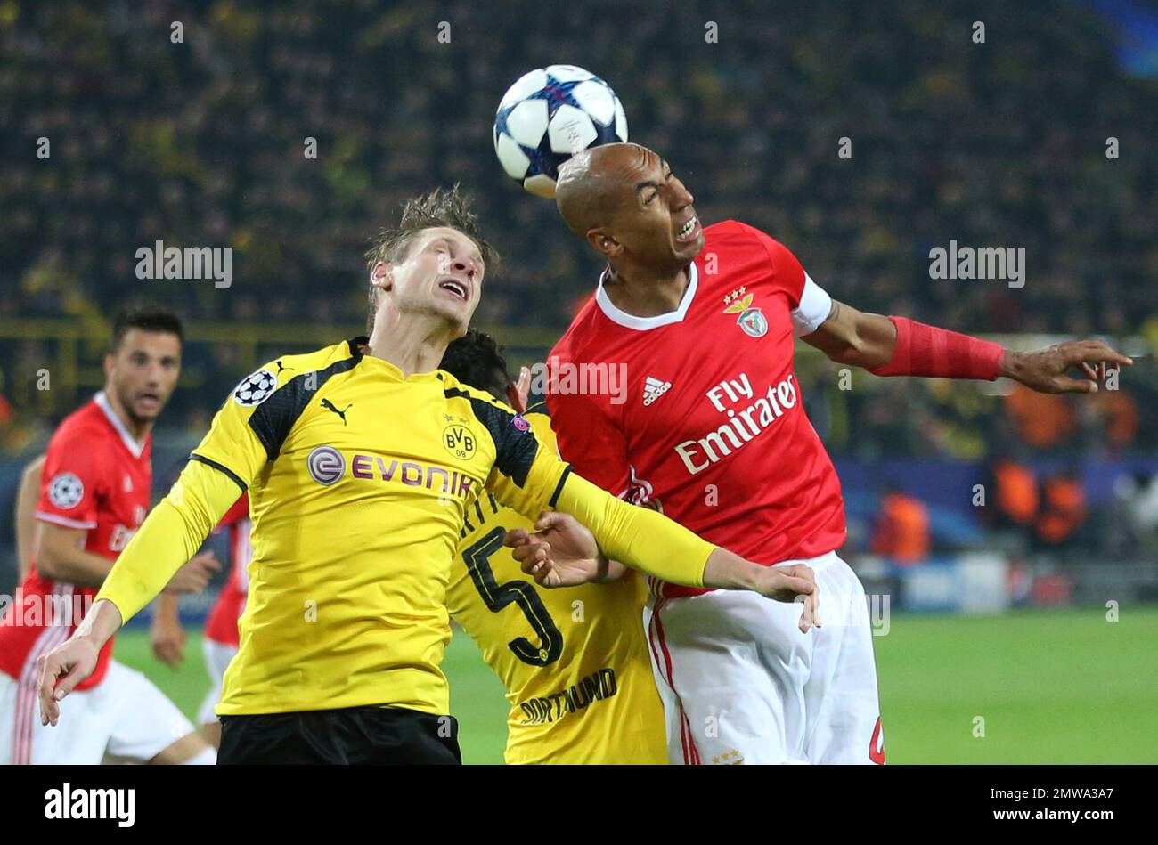 Dortmund's Lukasz Piszczek, left, and Benfica's Luisao go for a header during the Champions League round of 16, second leg, soccer match between Borussia Dortmund and Benfica in Dortmund, Germany, Wednesday, March 8, 2017. (AP Photo/Michael Probst) Stockfoto