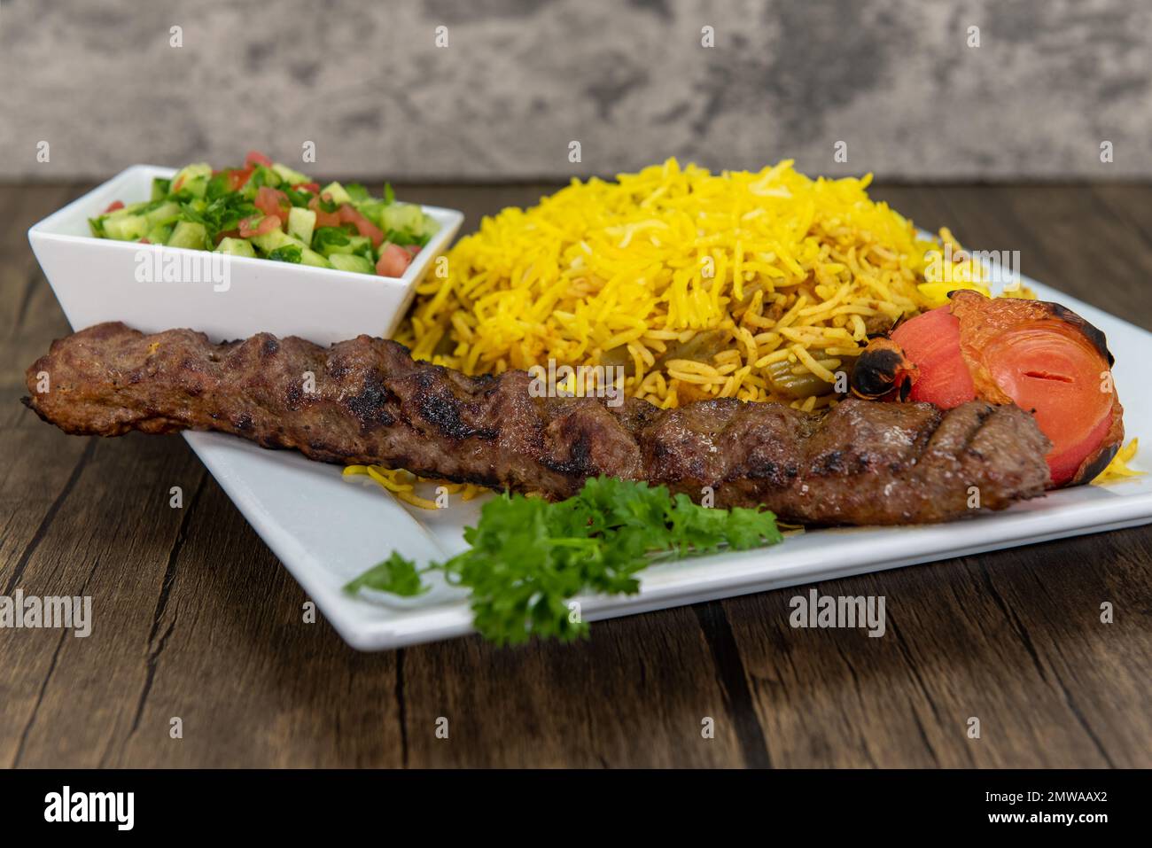 Langsam geröstetes Zeresch-Polo-Hähnchen mit Basmati-Reis und gehacktem Obst. Stockfoto