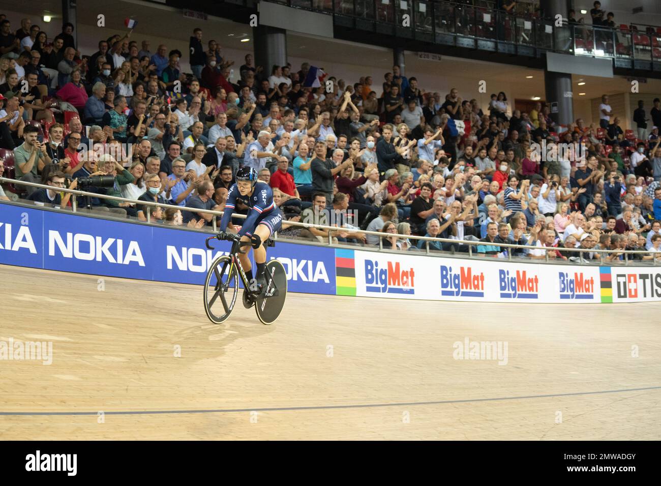 Französische Leichtathletikfans jubeln Mathilde Gros an, nachdem sie die Weltmeisterschaft im Frauensprint bei den UCI Track Worlds 2022 in Paris gewonnen hat. Stockfoto