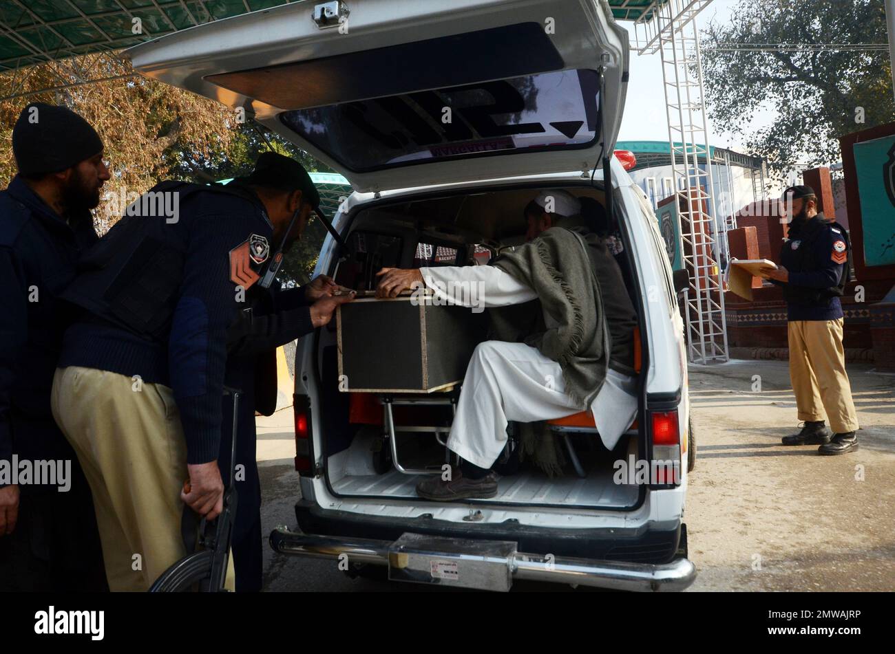 Peshawar, Pakistan. 31. Januar 2023. (1/31/2023) pakistanische Sicherheitsbeamte inspizieren den Tatort einen Tag nach einem Selbstmordattentat in einer Moschee in Polizeilinien in Peshawar, Provinz KPK. Die Zahl der Todesopfer durch die Selbstmordattentate hat 92 erreicht, sagte die Polizei am 31. Januar. Die meisten Opfer des Angriffs, eines der tödlichsten Opfer, die jemals bei den Strafverfolgungsbehörden in der Geschichte Pakistans inszeniert wurden, sind Polizisten und andere Mitglieder der Sicherheitskräfte. (Foto: Hussain Ali/Pacific Press/Sipa USA) Guthaben: SIPA USA/Alamy Live News Stockfoto