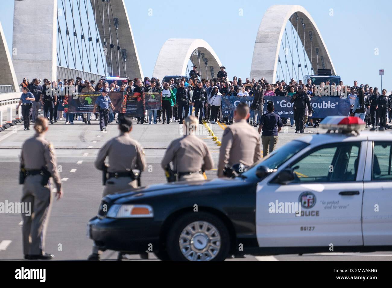 Los Angeles, Kalifornien, USA. 1. Februar 2023. Polizeibeamte und Schüler verschiedener Highschool, zusammen mit Lehrern und Eltern gehen während des dritten jährlichen Good Trouble Walk, Mittwoch, den 1. Februar 2023 in Los Angeles. Das Los Angeles Police Department, die Los Angeles School Police, die California Highway Patrol und die Los Angeles Airport Police Officers und Studenten verschiedener High Schools, zusammen mit Lehrern und Eltern nahmen an der dritten jährlichen Good Trouble Walk & Cultural Sensitivity Summit Pressekonferenz auf der Sixth Street Bridge Teil. (Kreditbild: © Ringo Chiu/ZUMA Press Wire Stockfoto