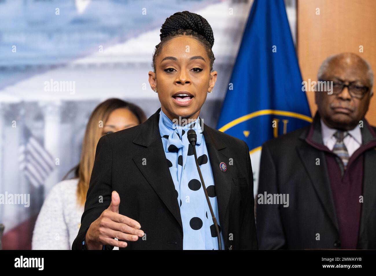 Washington, Usa. 01. Februar 2023. USA Repräsentant Shontel Brown (D-OH) in den USA Capitol bei einer Pressekonferenz über die Staatsverschuldung. Kredit: SOPA Images Limited/Alamy Live News Stockfoto