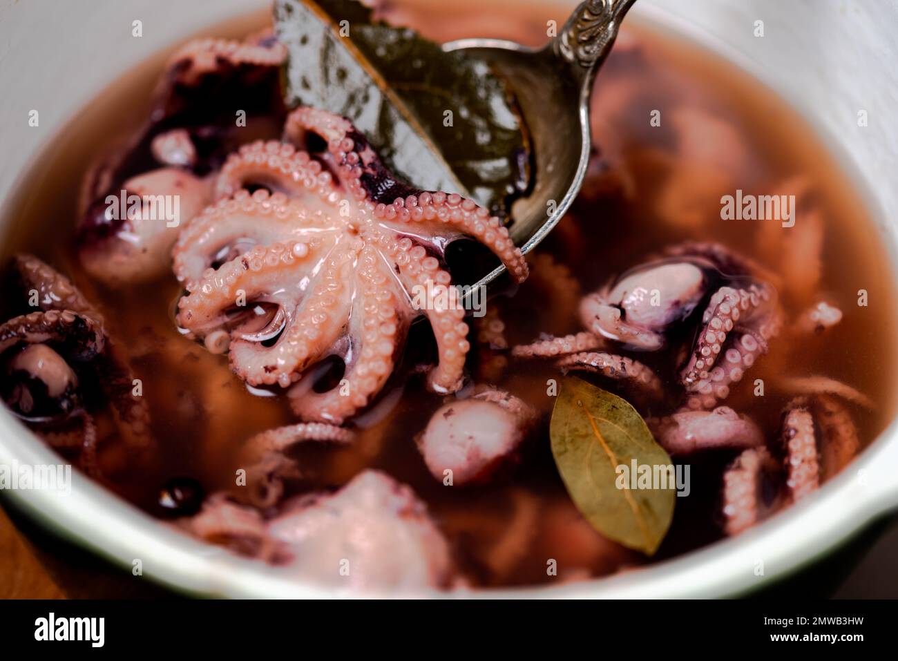 Der gekochte Tintenfisch ist in der Pfanne. Pulpo a la Gallega ...