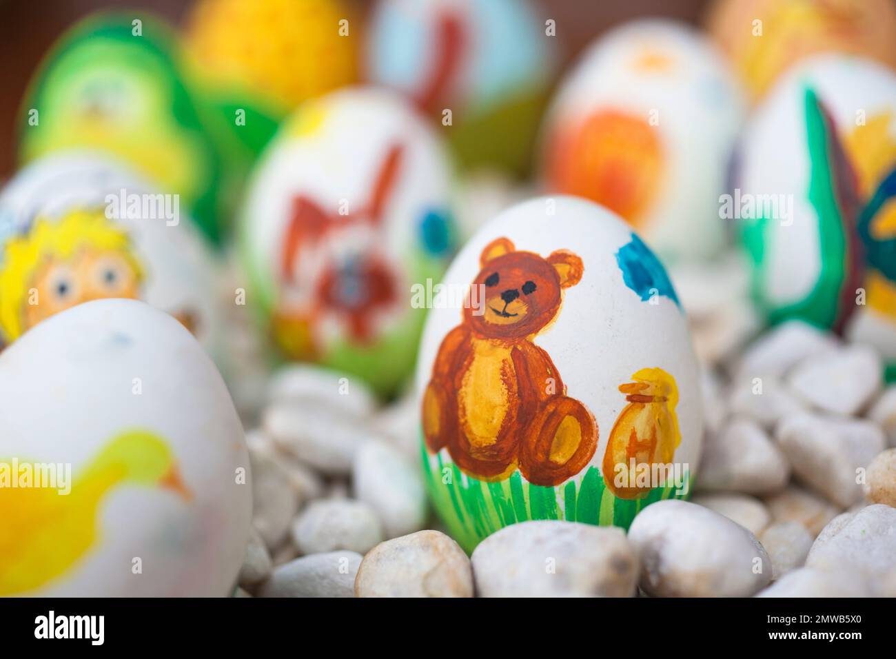 Ein selektiver Fokus bemalter Ostereier mit verschiedenen Formen und Tieren Stockfoto