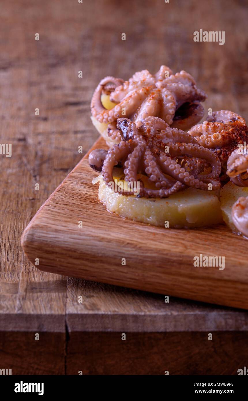Pulpo a la Gallega (Galicischer Tintenfisch) ist ein typisches Gericht ...