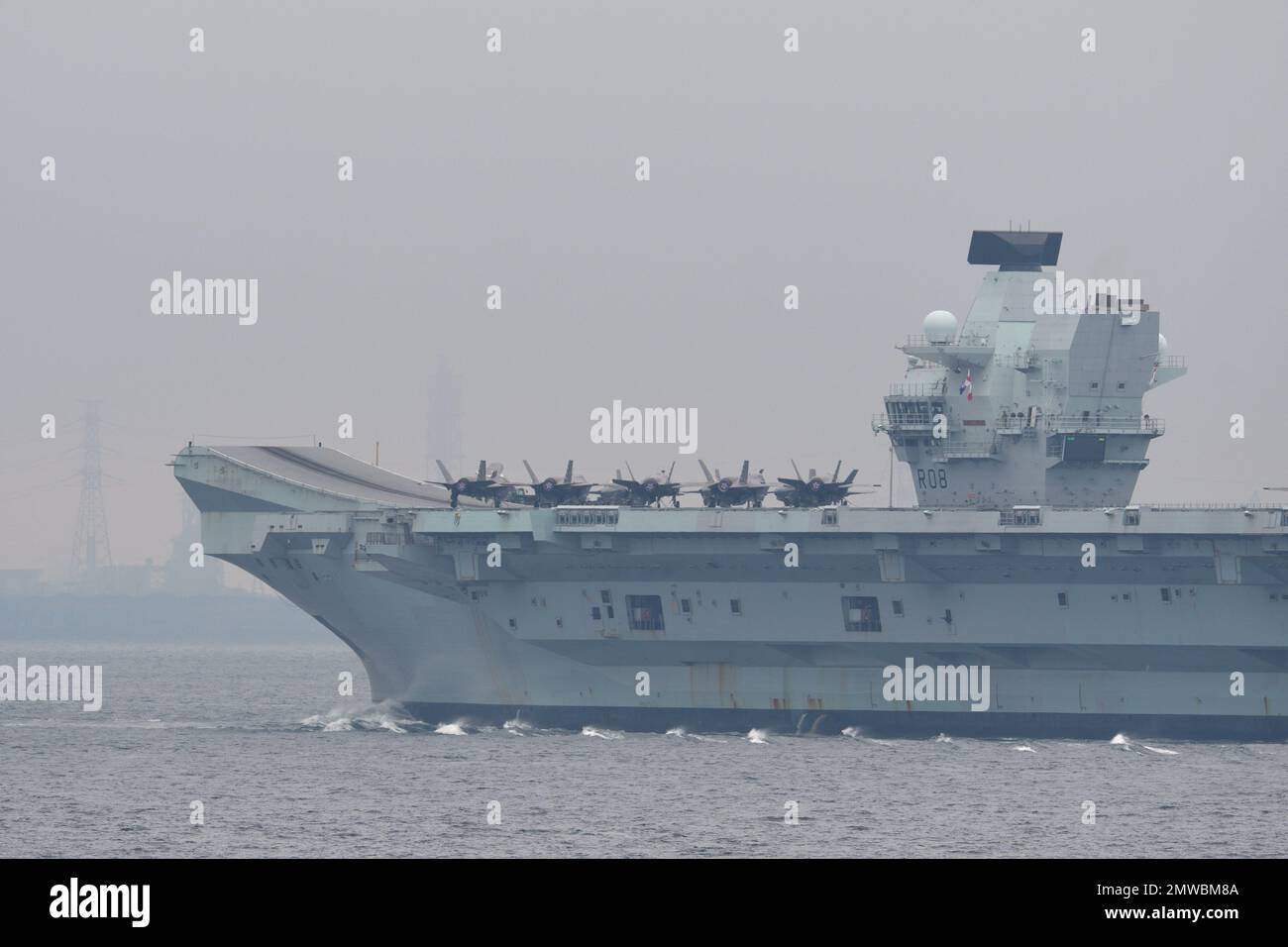 Präfektur Kanagawa, Japan - 04. September 2021: Royal Navy HMS Queen Elizabeth (R08), Flugzeugträger der Queen Elizabeth-Klasse. Stockfoto