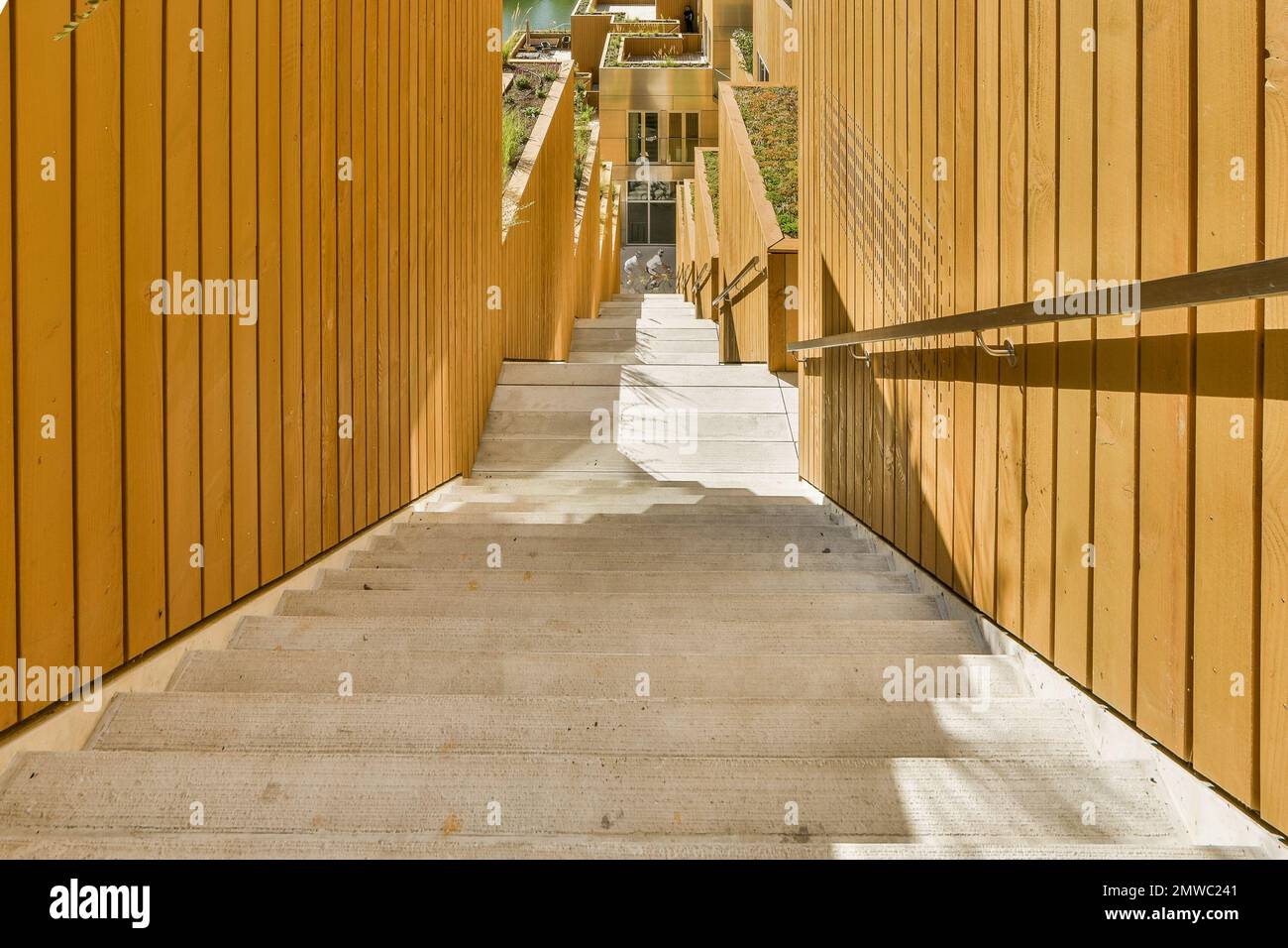 Ein Außenbereich mit Holzwänden und Treppen, die bis zur Spitze eines gelb lackierten Gebäudes führen Stockfoto