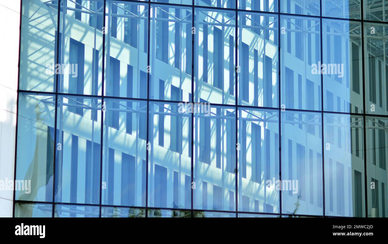 Glassplitter und Metallfassadenwände. Gewerbliche Bürogebäude. Abstrakte moderne Geschäftsarchitektur. Stockfoto