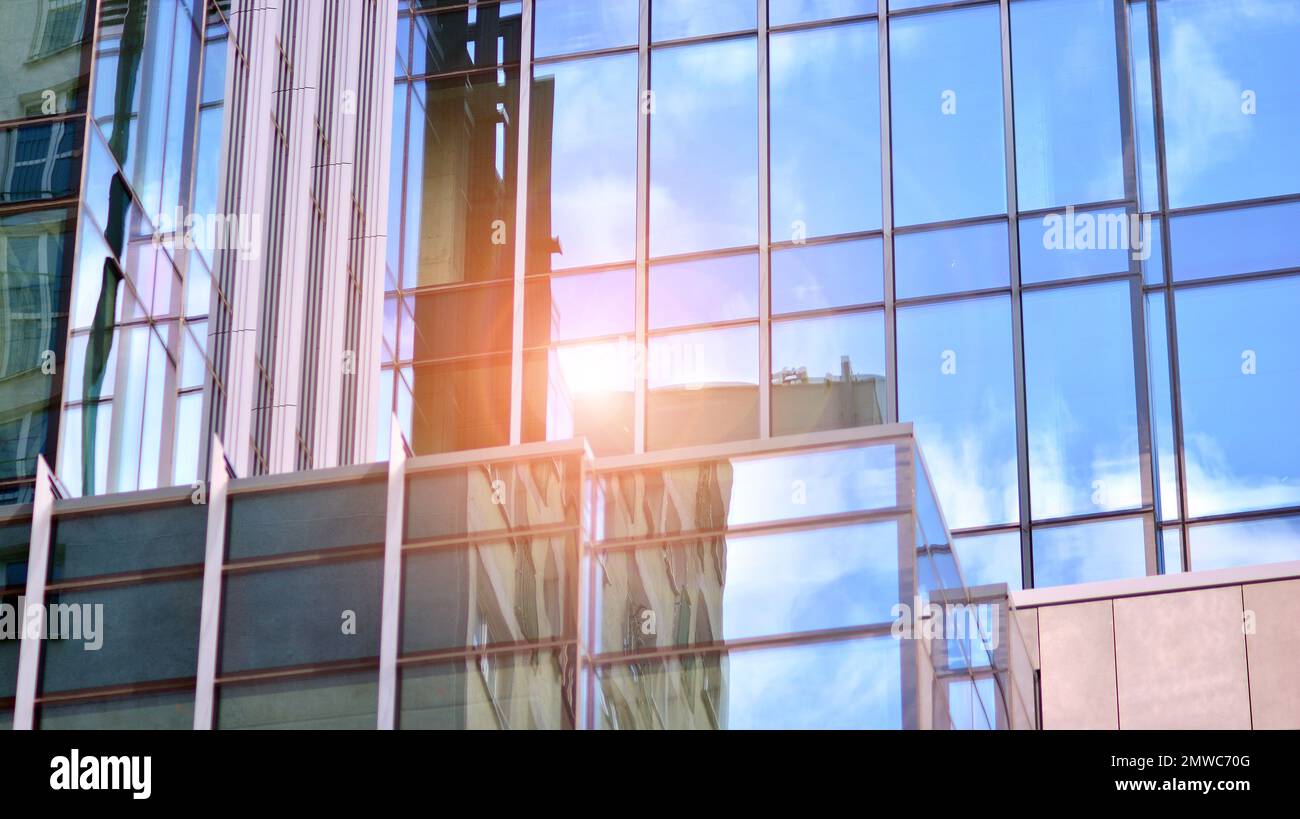 Glassplitter und Metallfassadenwände. Gewerbliche Bürogebäude. Abstrakte moderne Geschäftsarchitektur. Stockfoto