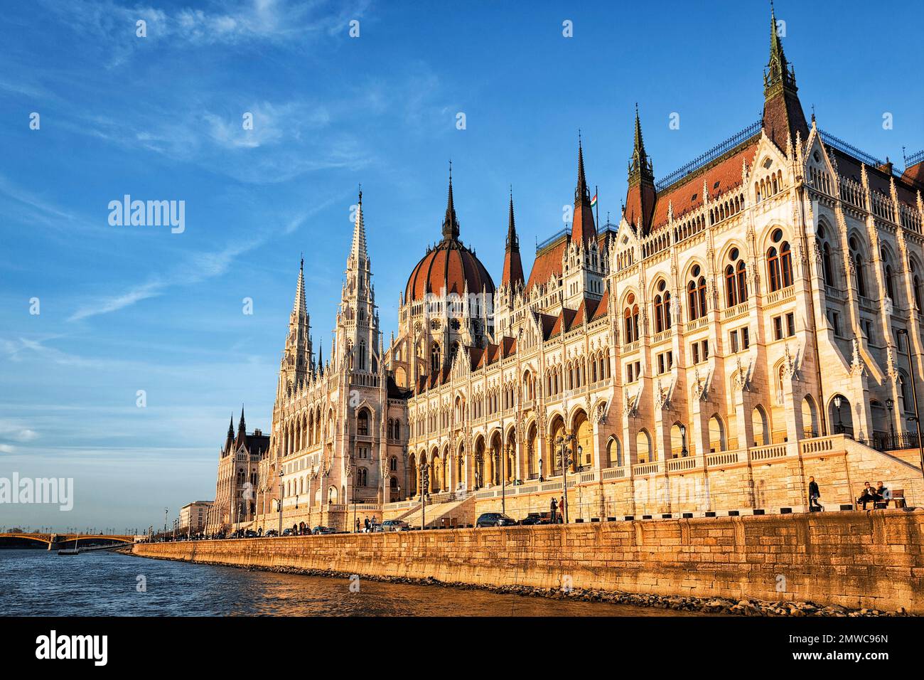 Parlamentsgebäude mit Kuppel, Türmen und Giebeln, Wahrzeichen am Ufer der Donau, Abendlicht, Budapest, Ungarn Stockfoto