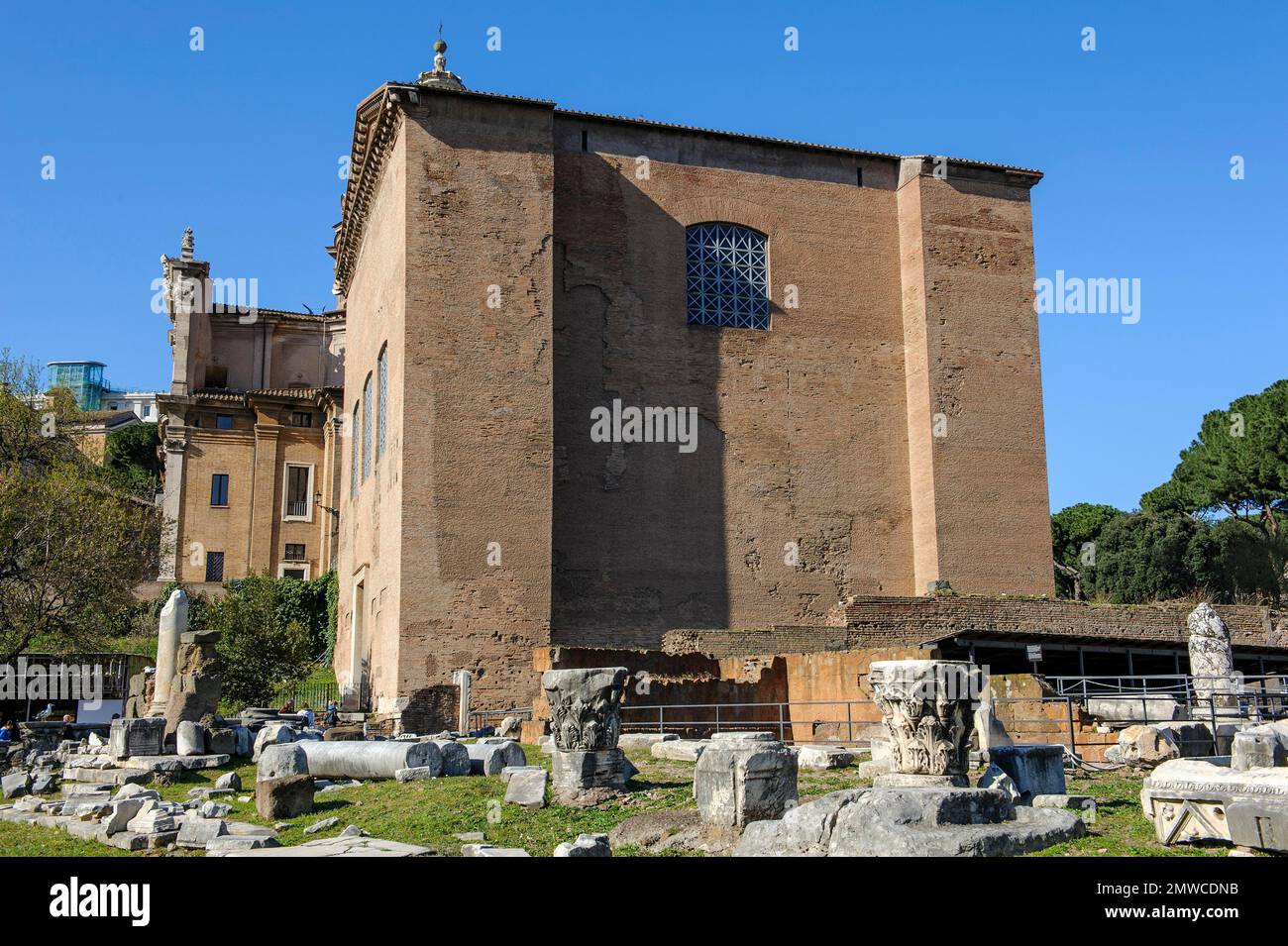 Historisches Versammlungsgebäude des Senats von Rom in der Antike, Curia Iulia, Forum Romanum, Rom, Latium, Italien Stockfoto