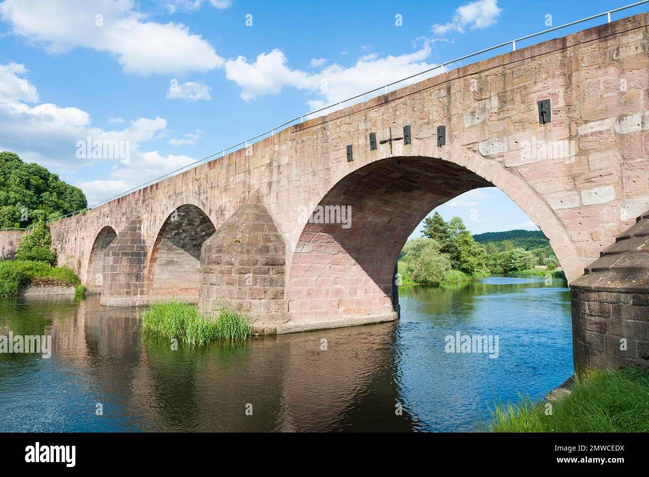 Werra-Brücke in der Nähe von Vacha, alte Steinbogenbrücke aus Naturstein über dem Fluss Werra, Thüringen, Deutschland Stockfoto